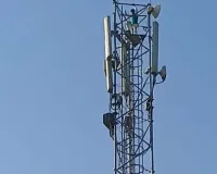 सिद्धार्थनगर में 120 फिट ऊंचे टावर पर  चढ़ा युवक, प्रेमिका से शादी करने के जिद पर , 2 घंटे चला हाई वोल्टेज ड्रामा