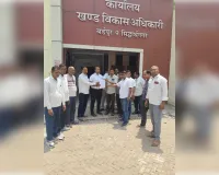 कलमबंद हड़ताल करके रोजगार सेवकों ने किया प्रदर्शन