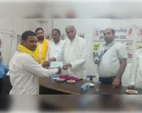 अग्नि पीड़ितों को सांसद ने दिया चेक