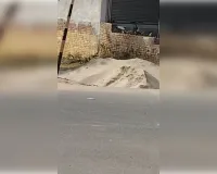 फुटपाथ पर कब्जा कर बेंच रहे मौरंग, गिट्टी व बालू