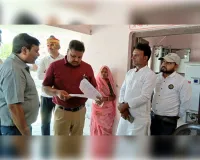 ग्राम पंचायत तुलसीपुर में फार्मर रजिस्ट्री कैंप का डीएम ने किया निरीक्षण