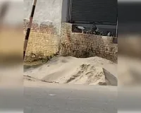 फुटपाथ पर कब्जा कर बेच रहे मौरंग, गिट्टी व बालू