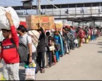 रोटी से बड़ी हो गई गैस - शहर छोड़ते मजदूरों की मजबूरी