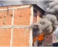 शॉर्ट सर्किट से हार्डवेयर गोदाम में भीषण आग, लाखों का नुकसान