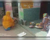 अव्यवस्था की आग में झुलसता बचपन: टिकरा सामद के विद्यालय में गैस के बजाय चूल्हे पर बन रहा मिड-डे मील