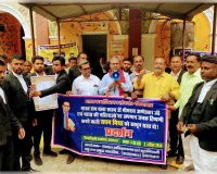 अधिवक्ताओं और बहुजन प्रबुद्ध नागरिकों नेजिलाधिकारी कार्यालय पर किया प्रदर्शन