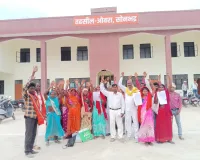 आदिवासियों ने ओबरा तहसील के समक्ष किया प्रदर्शन,शिकायती पत्र देकर वन विभाग व पुलिस पर परेशान करने का लगाया आरोप