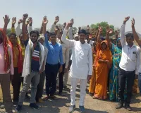 विद्युतीकरण को लेकर ग्रामीणों ने किया जोरदार प्रदर्शन, विद्युतीकरण कराने मांग