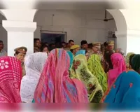 दहेज हत्या आरोपियों की गिरफ्तारी न होने से नाराज परिजनों ने पुलिस अधीक्षक कार्यालय का किया घेराव