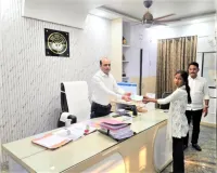 जिलाधिकारी ने अनाथ गोल्डी को 20 हजार रूपये का चेक प्रदान कर आर्थिक मदद की