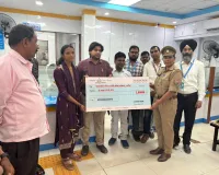 मृतक आश्रित ज्योति को दो लाख रुपये का मिला चेक