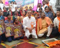 सम्राट अशोक जयंती समारोह में छात्राओं ने बिखेरा हुनर, सांसद उपेंद्र कुशवाहा ने ली सेल्फी