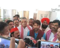 पूर्व जिला पंचायत अध्यक्ष समेत कई के खिलाफ मुकदमा दर्ज , विरोध में सपाईयों ने जिलाधिकारी  को सौपा ज्ञापन