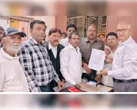 निजी स्कूलों की फीस वृद्धि के विरोध में अभिभावकों का प्रदर्शन, डीएम को सौंपा ज्ञापन