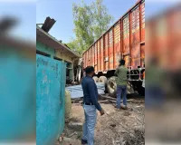 रफ्तार का कहर:अनियंत्रित ट्रक घर में घुसा, बड़ा हादसा टला – मकान क्षतिग्रस्त