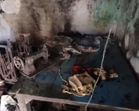 संदिग्ध परिस्थिति  में घर में  लगी  आग, लाखों का सामान जलकर हुआ खाक