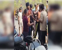 खुसरो बाग गेट पर बवाल: दुकानदारों और ई-रिक्शा चालकों में जमकर मारपीट, युवक ने फोड़ा सिर