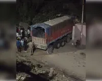 गंगोत्री नगर फ्लाईओवर पर टला बड़ा हादसा,ट्रक मकान में घुसा