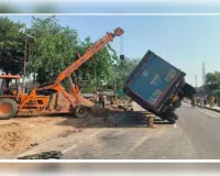 घाटमपुर में ओवर लोड डंपर पलटा, साइकिल सवार चौकी दार की दर्दनाक मौत