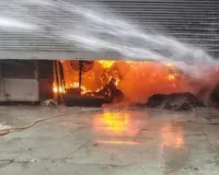 बिजली कटौती के साथ सूर्यदेव के प्रचंड ताप से झुलसते कानपुर में धधकी गत्ता फैक्ट्री