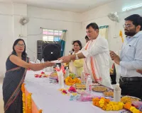 विधायक गौरा ने मुख्य सेविकाओं एवं आंगनवाड़ी कार्यकर्ताओ को कार्यक्रम के दौरान स्मार्ट फोन वितरण किया