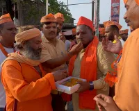 पश्चिम बंगाल में ऐतिहासिक जीत पर भाजपाइयों ने एक दूसरे को मिठाई खिलाकर खुशी मनाई