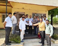 राष्ट्रीय स्वास्थ्य मिशन कर्मचारी संघ ने अपनी मांग को लेकर सीएमओ को सौंपा ज्ञापन