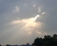 तपिश के बीच बदला मौसम, बादलों और ठंडी हवाओं से मिली राहत