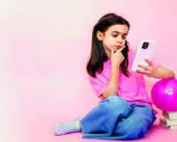 स्वयं को 'फ्री' रखने के लिए बच्चों को मोबाइल सौंपते माता-पिता