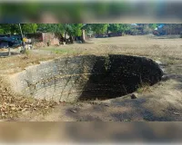 बिना जगत का जमीन से सटा हुआ है कुआं दे रहा है दुर्घटना को दावत। 