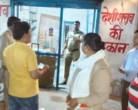 आबकारी विभाग ने किया निरीक्षण, शराब दुकानों में मिले चोर दरवाजे
