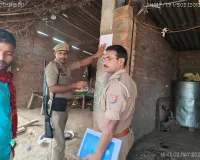 रामपुर बरकोनिया पुलिस की कार्यवाही , न्यायालय के आदेश पर धारा 84 BNSS के तहत दो अभियुक्तों के घर मुनादी कराते हुए नोटिस चस्पा