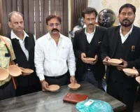 अधिवक्ताओं ने पशु-पक्षियों के लिए मिट्टी के प्यालों का किया वितरण