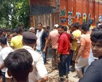 ट्रक की चपेट में आकर स्कूटी सवार दुकानदार की मौत, मुआवजे व उच्चाधिकारियों को बुलाने की मांग को लेकर ग्रामीणों ने किया सड़क जाम