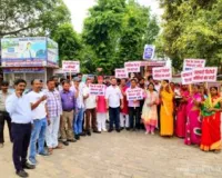 कामर्शियल गैस संकट से निजात व दाम घटाने को लेकर उद्योग व्यापार प्रतिनधि मण्डल ने राकेश सिंह के नेतृत्व में सौंपा ज्ञापन, फूंका पुतला