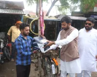 गरीबों की सेवा को बनाया मिशन, बलिया में समाजसेवी रोहित सिंह ने बांटे पंखे