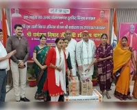 एक जनपद एक उत्पाद योजना के अन्तर्गत प्रशिक्षित लाभार्थियों को टूलकिट वितरित