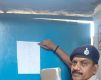 डकैती मामले के फरार अभियुक्त के घर पुलिस ने चिपकाया इश्तिहार