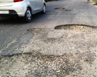 सर्विस लेन पर दर्जनों जानलेवा गड्ढे, दुर्घटना से पहले मरम्मत जरूरी
