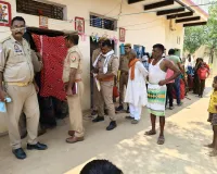 चौरी बाजार चौराहे पर भीषण सड़क हादसा, आमने-सामने भिड़ीं दो बाइकें; 5 लोग गंभीर घायल