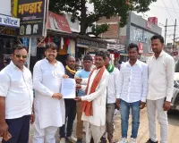 आदिवासी  बाहुल्य गांव बेलहत्थी टोला-आमी में स्कूल निर्माण की उठी मांग, ग्रामीणों ने आनन्द पटेल दयालु को सौंपा ज्ञापन