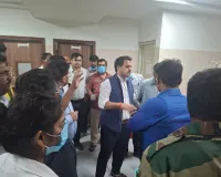 बारातियों से भरी पिकअप पलटी, घायलों का हाल जानने रात में मेडिकल कॉलेज पहुंचे जिलाधिकारी