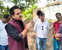 इमरती कॉलोनी में जलभराव समस्या के निराकरण हेतु जिलाधिकारी ने किया औचक निरीक्षण, दिये सख्त निर्देश