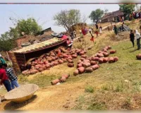 सिलेंडर लदा ट्रक पलटा चालक गंभीर रूप से घायल  342 सिलेंडर इंडियन के गैस गोदाम में ले जा रहा था ट्रक। 