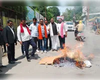 सपा प्रवक्ता राजकुमार भाटी के ब्राह्मण विरोधी बयान पर सवर्ण आर्मी में आक्रोश, जिला संयोजक सुशील पांडे व जिला अध्यक्ष मुकेश पांडे के नेतृत्व में फूंका गया पुतला