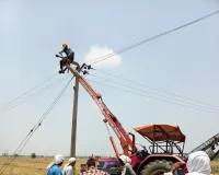 आंधी-बारिश के बाद विद्युत व्यवस्था बहाली का कार्य युद्धस्तर पर जारी