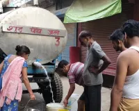 बिजली संकट से गहराया जल संकट  टैंकरों से पहुंचाया जा रहा पानी।