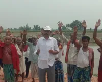 छठ घाट बनवाने को लेकर उपमुखिया और ग्रामीणों ने किया विरोध प्रदर्शन