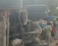 अधूरी सड़क निर्माण के कारण पलटा टिपर, ग्रामीणों ने जताई नाराजगी