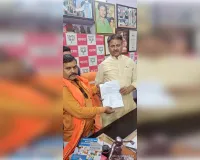 वार्ड 47 की विद्युत समस्याओं को लेकर संजय श्रीवास्तव ने महापौर को सौंपा ज्ञापन